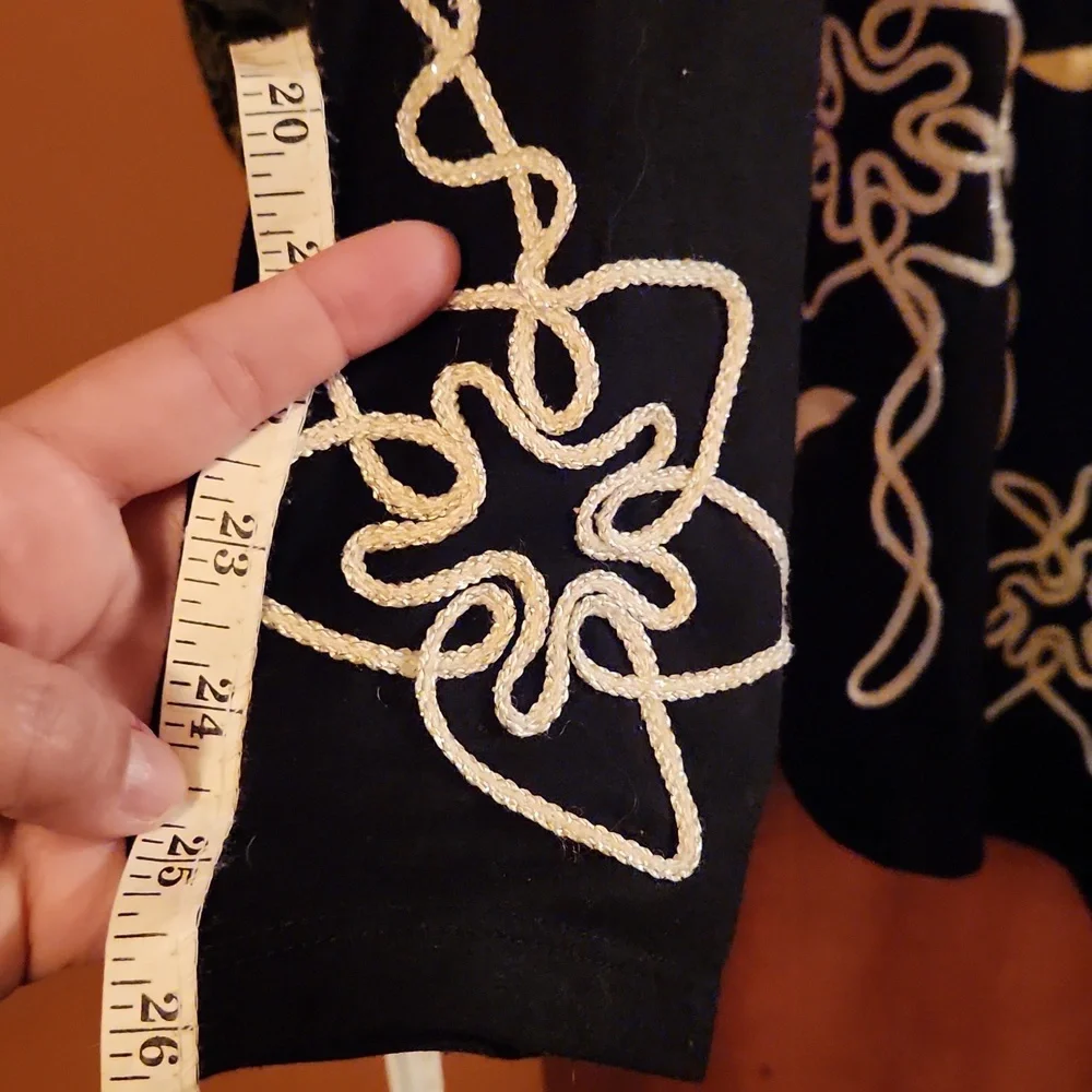 Elegant Black and White Floral Women's Cardigan - Picture 9 of 9